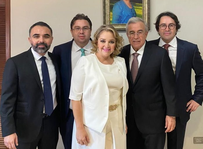 Acompañan a Rubén Rocha Moya, Gobernador de Sinaloa, familia, amigos y funcionarios electos
