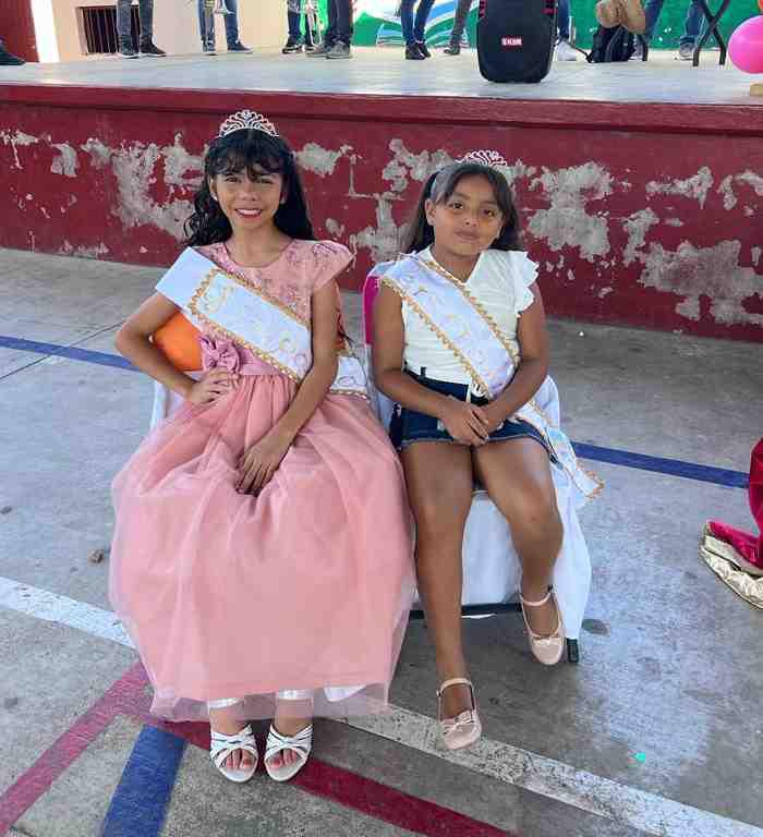 $!Gladys Aylin Carrillo, alumna del Cuarto A, logró el título de Simpatía, y Nadelin Elizabeth Arámburo, de Cuarto B, el título de Personalidad.