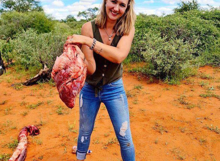 Cazadora presume en Sudáfrica el corazón de una jirafa... y provoca indignación