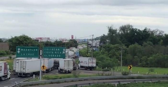 Kilométrica fila en la autopista Culiacán-Mazatlán; algunos transportistas tienen días esperando pasar