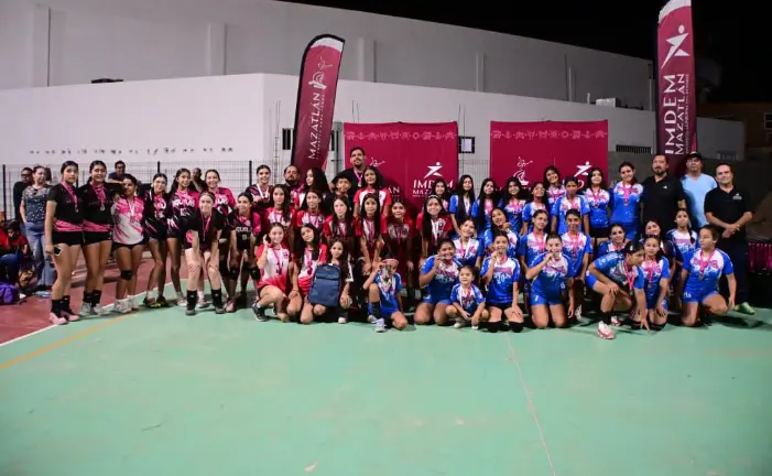 Los equipos reciben gustosos su premiación.