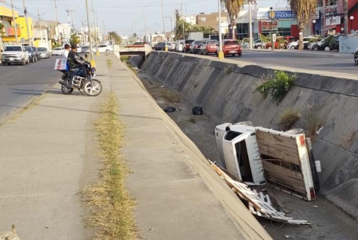 Conductor cae a canal pluvial en Mazatlán