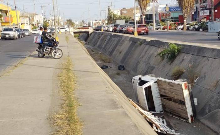 Conductor cae a canal pluvial en Mazatlán