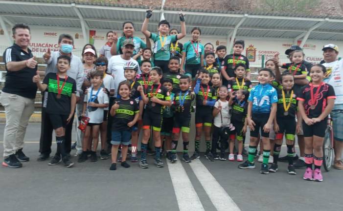 Los pequeños ciclistas muestran su emoción tras participar.