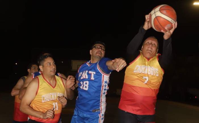 Buenos encuentros se observaron durante la jornada del baloncesto Veteranos.