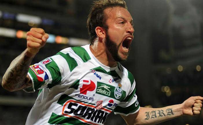 Matías Vuoso se pelea en partido en Zapopan.