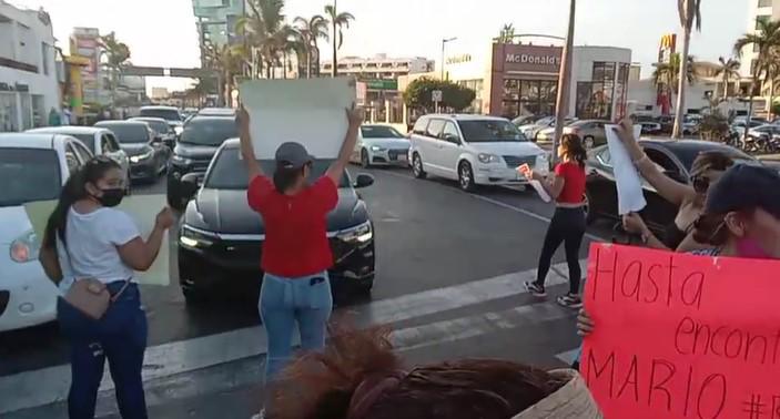 $!Protestan y bloquean Zona Dorada por desaparición de joven Mario Eduardo, en Mazatlán; ni la Fiscal ni el Alcalde los atienden