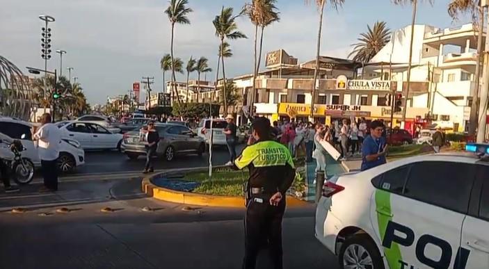 $!Protestan y bloquean Zona Dorada por desaparición de joven Mario Eduardo, en Mazatlán; ni la Fiscal ni el Alcalde los atienden