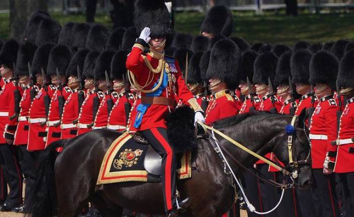 El Príncipe Guillermo encabezó el sábado la Revisión del Coronel, donde al menos tres guardias se desmayaron por el calor.
