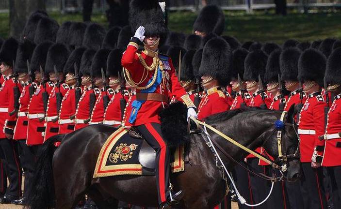 El Príncipe Guillermo encabezó el sábado la Revisión del Coronel, donde al menos tres guardias se desmayaron por el calor.