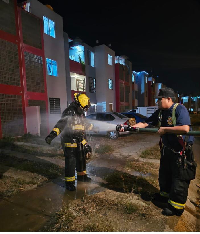 $!Vive Mazatlán otra jornada de incendios que dejan cuantiosos daños materiales