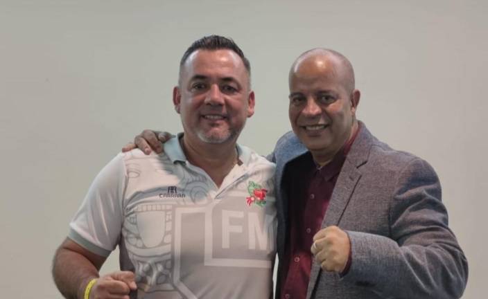 Radamés Hernández (izq.) concluye de excelente manera el Curso para Entrenadores de Boxeo de la IBA.