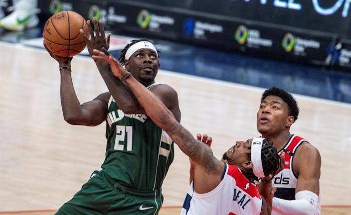 Jrue Holiday, de los Bucks, gana el Trofeo Joe Dumars a la Deportividad