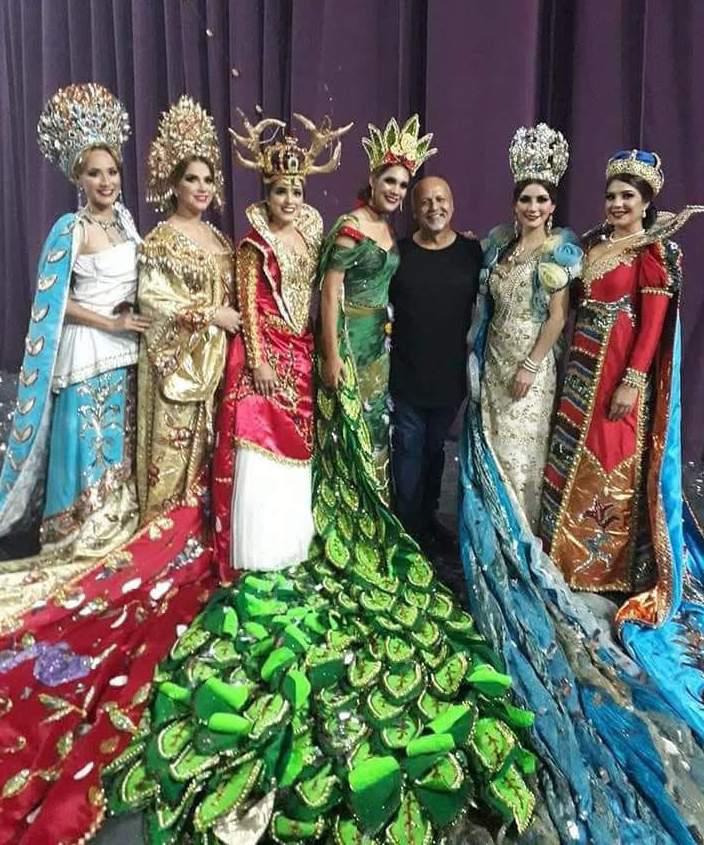 $!El maestro Javier Arcadia posa junto a varias reinas del Carnaval de Mazatlán, celebración en la que ha dejado huella como coreógrafo de los espectáculos de coronación.