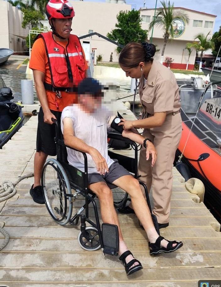$!Rescata Marina a tres extranjeros a bordo de velero varado cerca de Isla de la Piedra