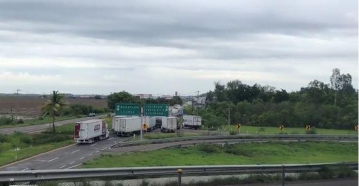 $!Kilométrica fila en la autopista Culiacán-Mazatlán; algunos transportistas tienen días esperando pasar