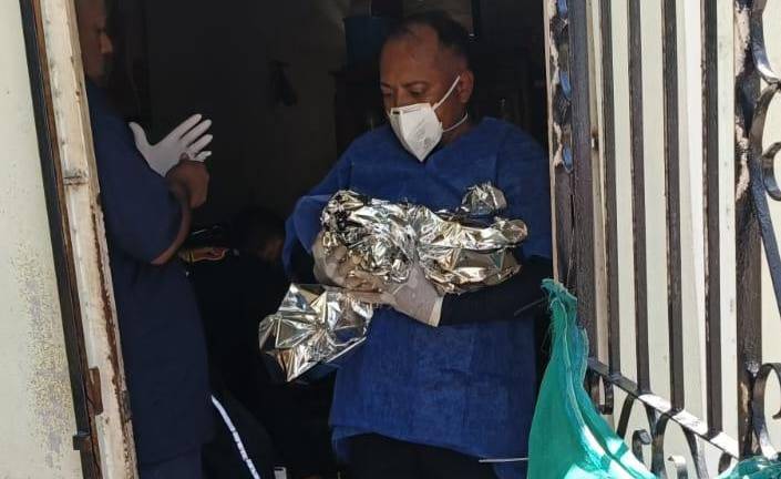 Paramédicos asistieron parto en domicilio; madre y bebé fueron trasladadas estables a hospital.