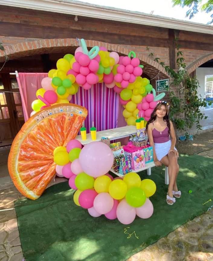 $!La cumpleañera con sus regalos.