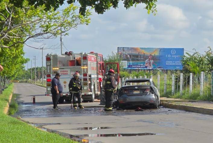Incendio consume por completo un auto en Mazatlán; conductor sale ileso