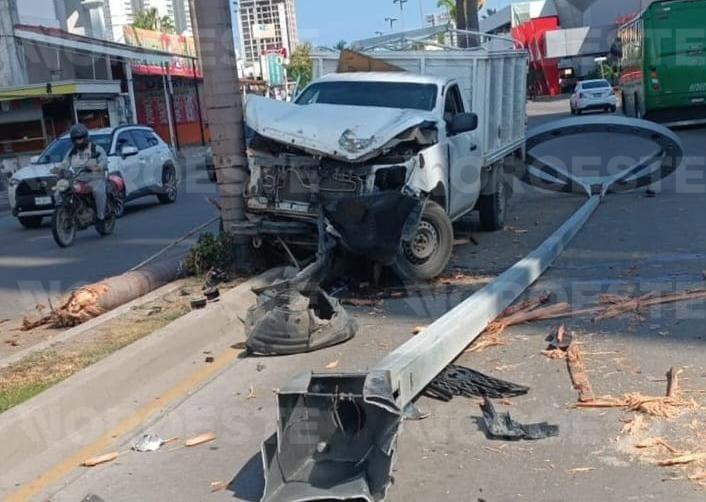 $!Camioneta se impacta y derriba luminaria y palmera en la Zona Dorada de Mazatlán