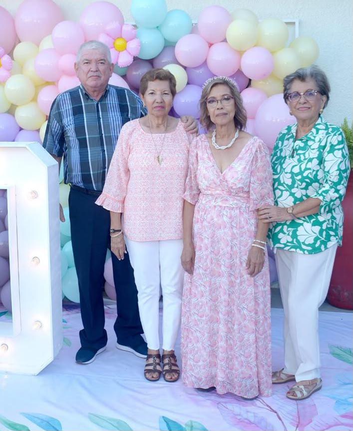 $!Enrique, Guillermina y Alicia Mortera con la cumpleañera.