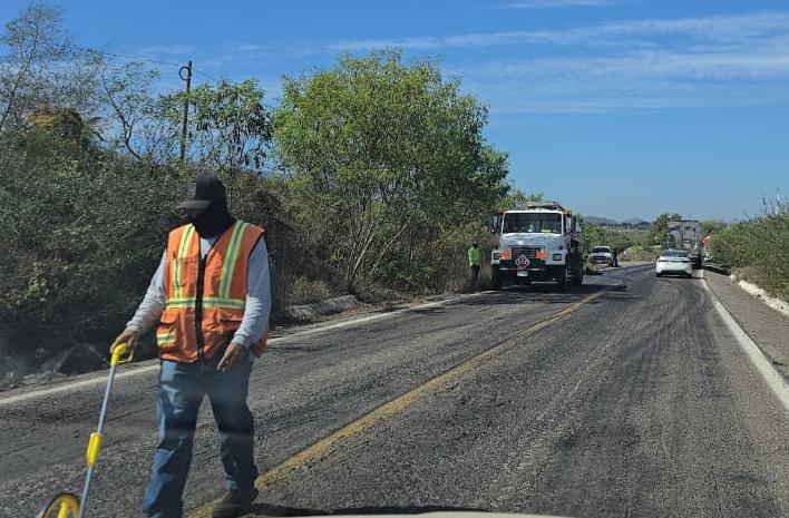 $!Realizan trabajos de reencarpetado de la carretera México 15, a la altura de Rosario