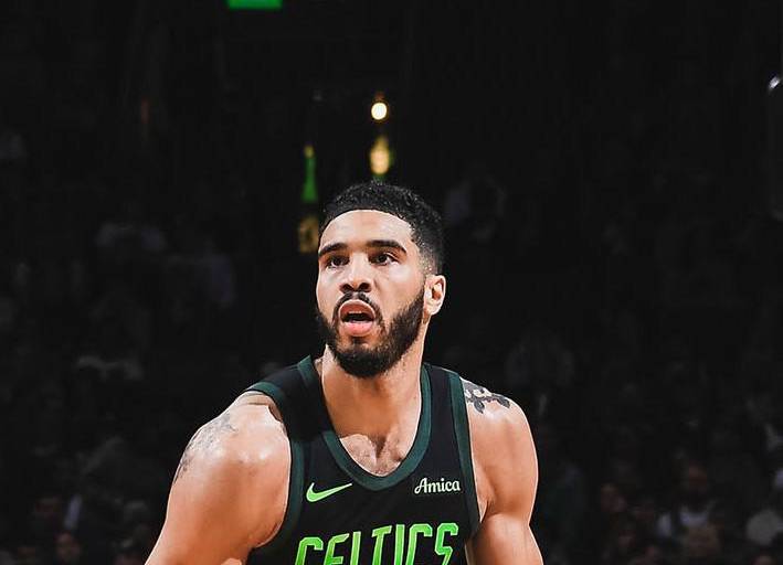 Jayson Tatum lidera a los Celtics en victoria contundente sobre los 76ers