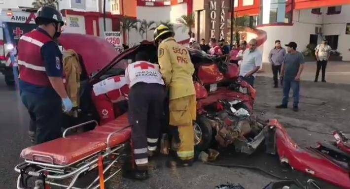 Tres personas quedan prensadas en un automóvil tras choque en Culiacán