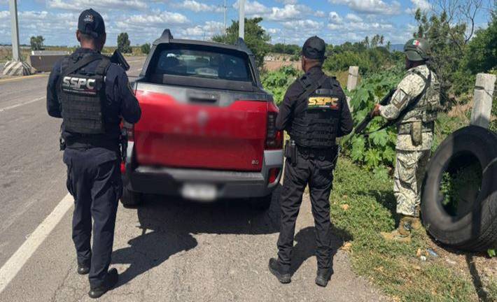 Autoridades detuvieron a dos personas y aseguraron un arma larga y un vehículo en Navolato.