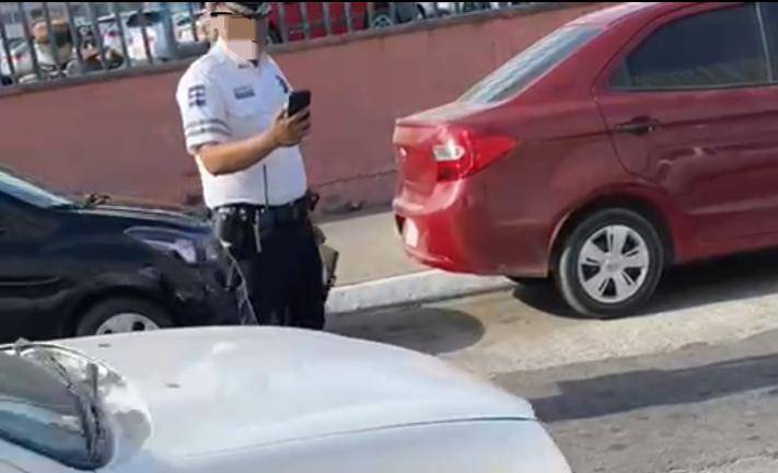 El agente de Tránsito que le echaron encima el carro afuera del IMSS nuevo.