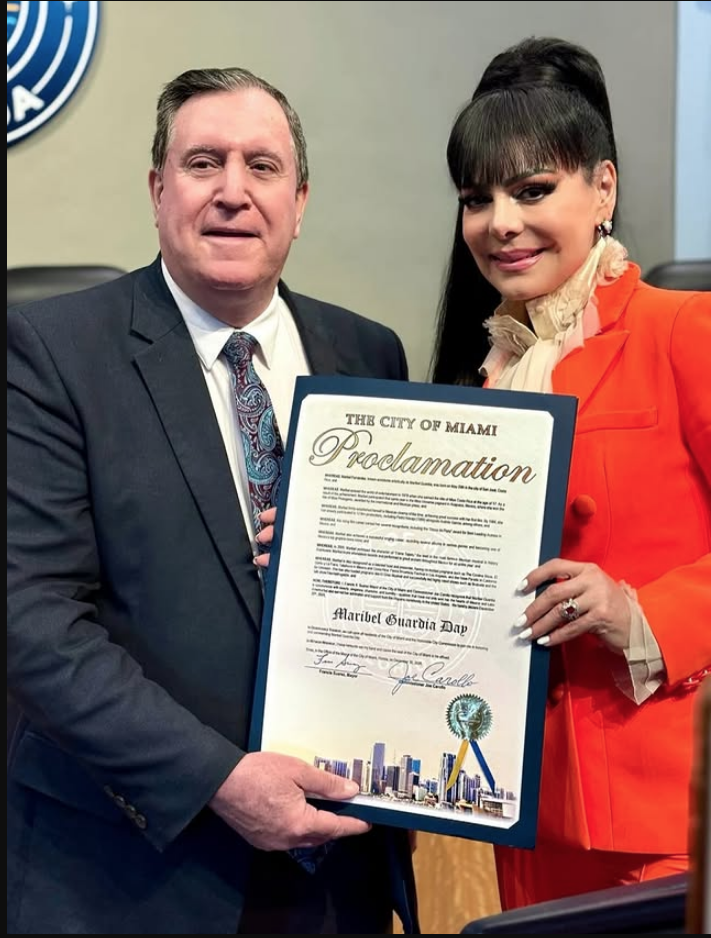 $!El reconocimiento fue entregado por el comisionado Joe Caroll.