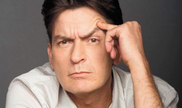 El actor Charlie Sheen es atacado por una vecina en su casa en Malibú