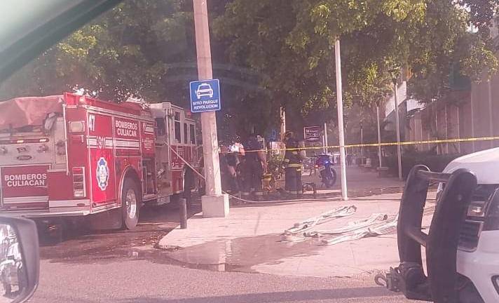Los bomberos ayudaron a que el fuego no se extendiera.