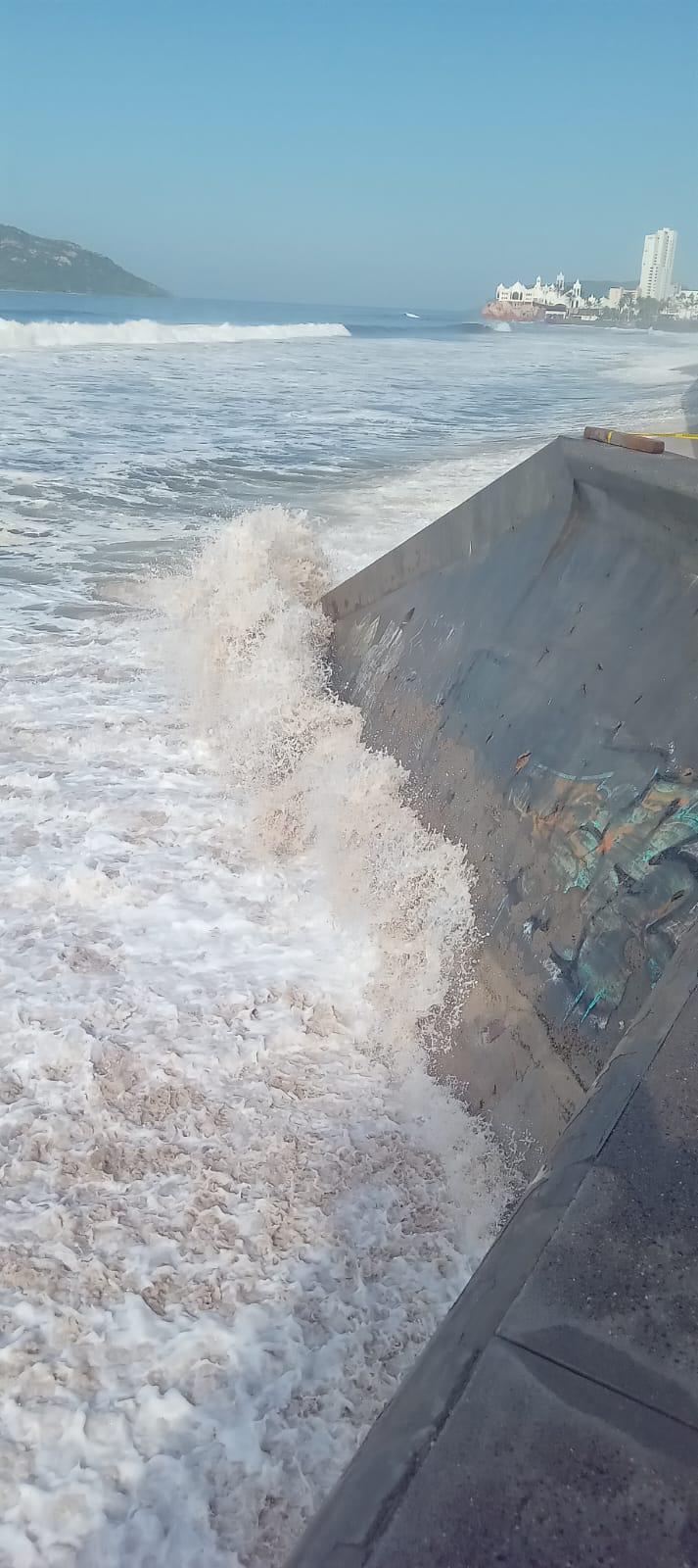 $!Oleaje rebasa el malecón de Mazatlán y limita el acceso a las playas