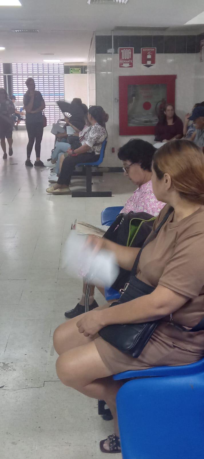 $!Padecen calor derechohabientes del Hospital General del IMSS en Mazatlán