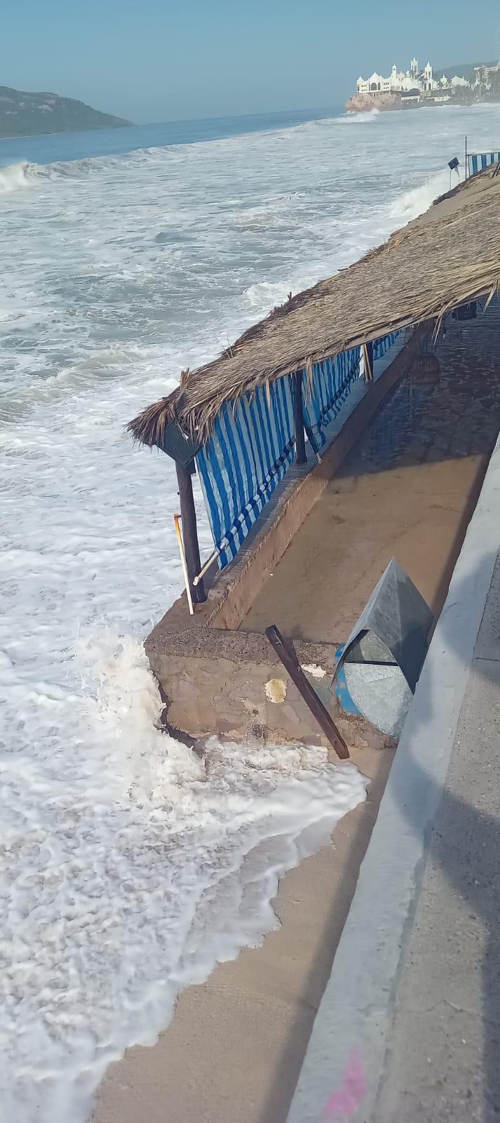 $!Oleaje rebasa el malecón de Mazatlán y limita el acceso a las playas