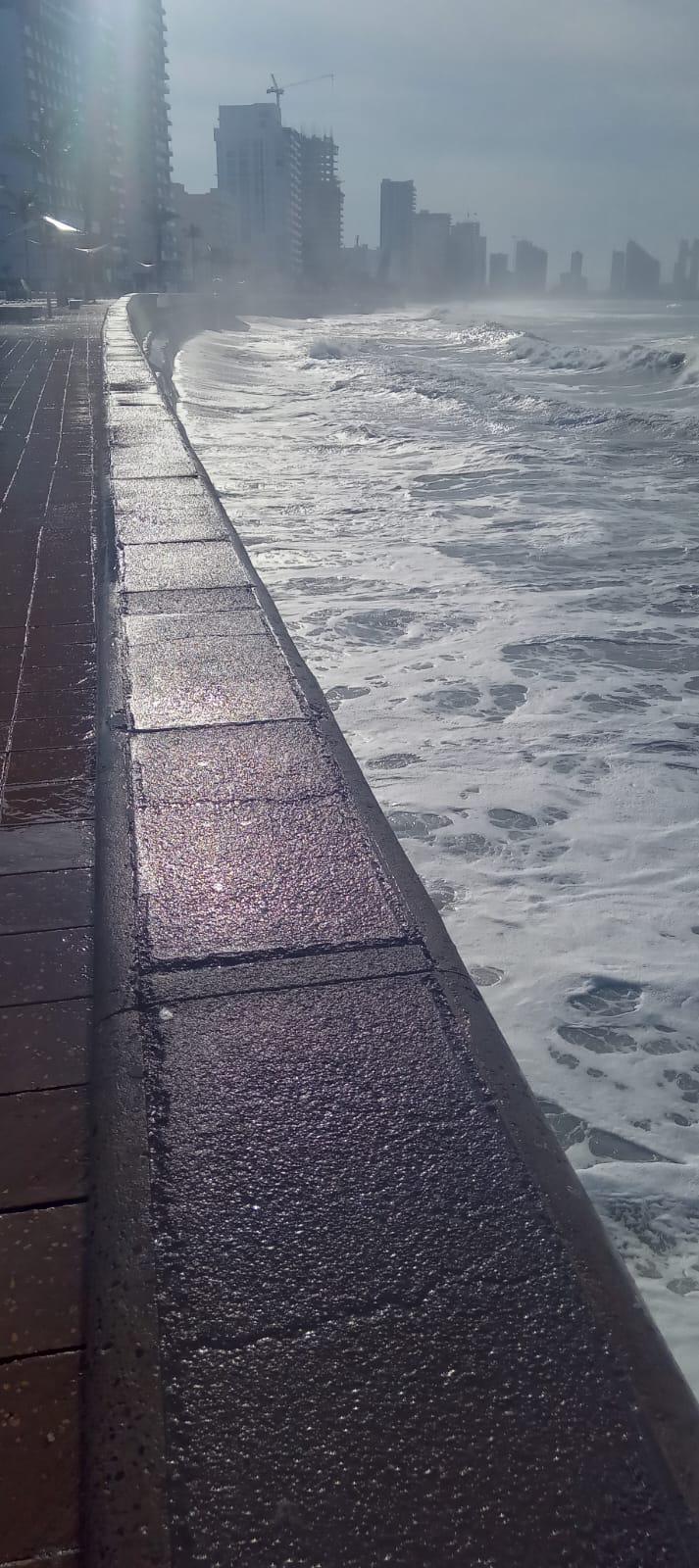 $!Oleaje rebasa el malecón de Mazatlán y limita el acceso a las playas