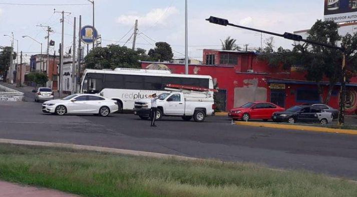 En Culiacán, elementos de Tránsito operan semáforos para agilizar la circulación durante las compras navideñas