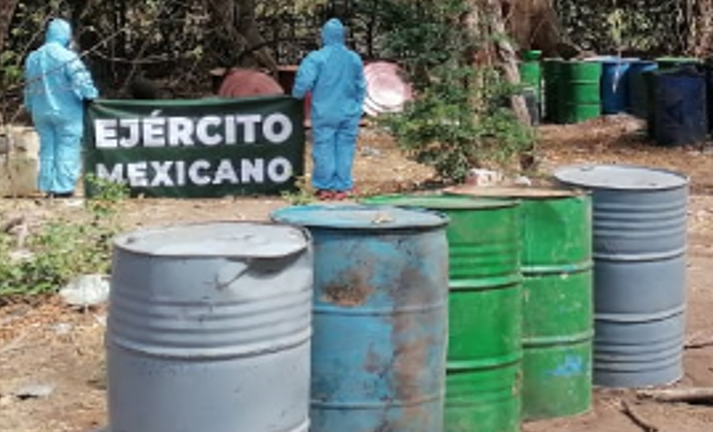 Efectivos del Ejército Mexicano resguardan las sustancias químicas localizadas en el municipio.