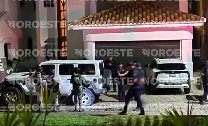 El Jeep blanco presentó dos impactos de arma de fuego tras la persecución registrada en Mazatlán.