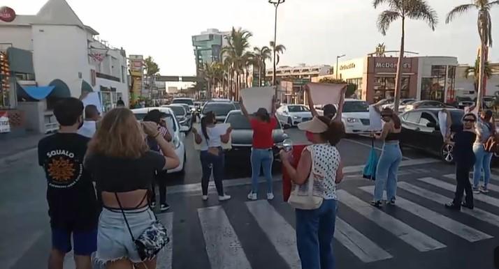 $!Protestan y bloquean Zona Dorada por desaparición de joven Mario Eduardo, en Mazatlán; ni la Fiscal ni el Alcalde los atienden