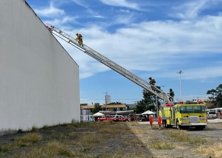 $!Acuden bomberos a controlar incendio en cine cerrado en Mazatlán