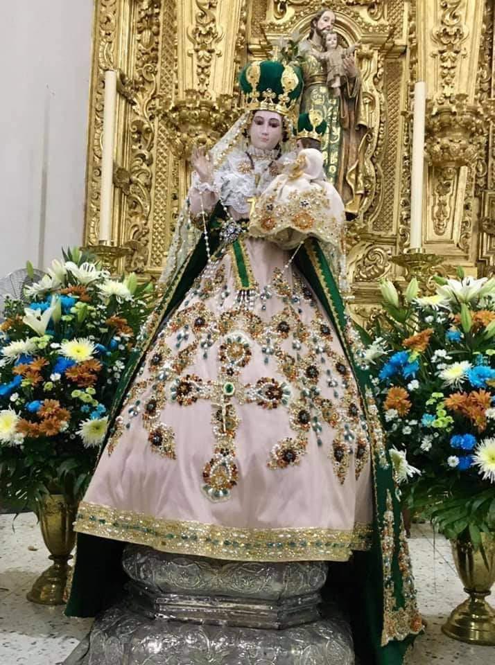 $!Realizan cambio de vestido a La Virgen del Rosario previo al inicio del novenario