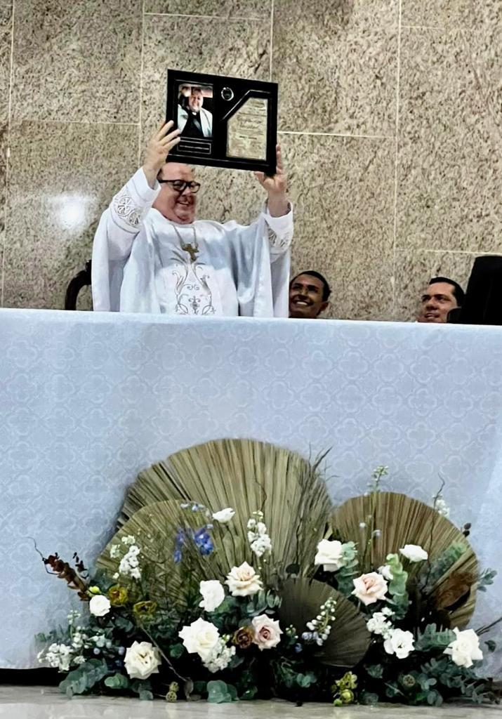 $!El Padre Heriberto recibió un reconocimiento en la misa.