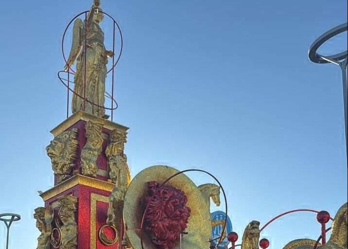 El león ruge en rojo: ajustan carro alegórico de la Reina tras comentarios del público