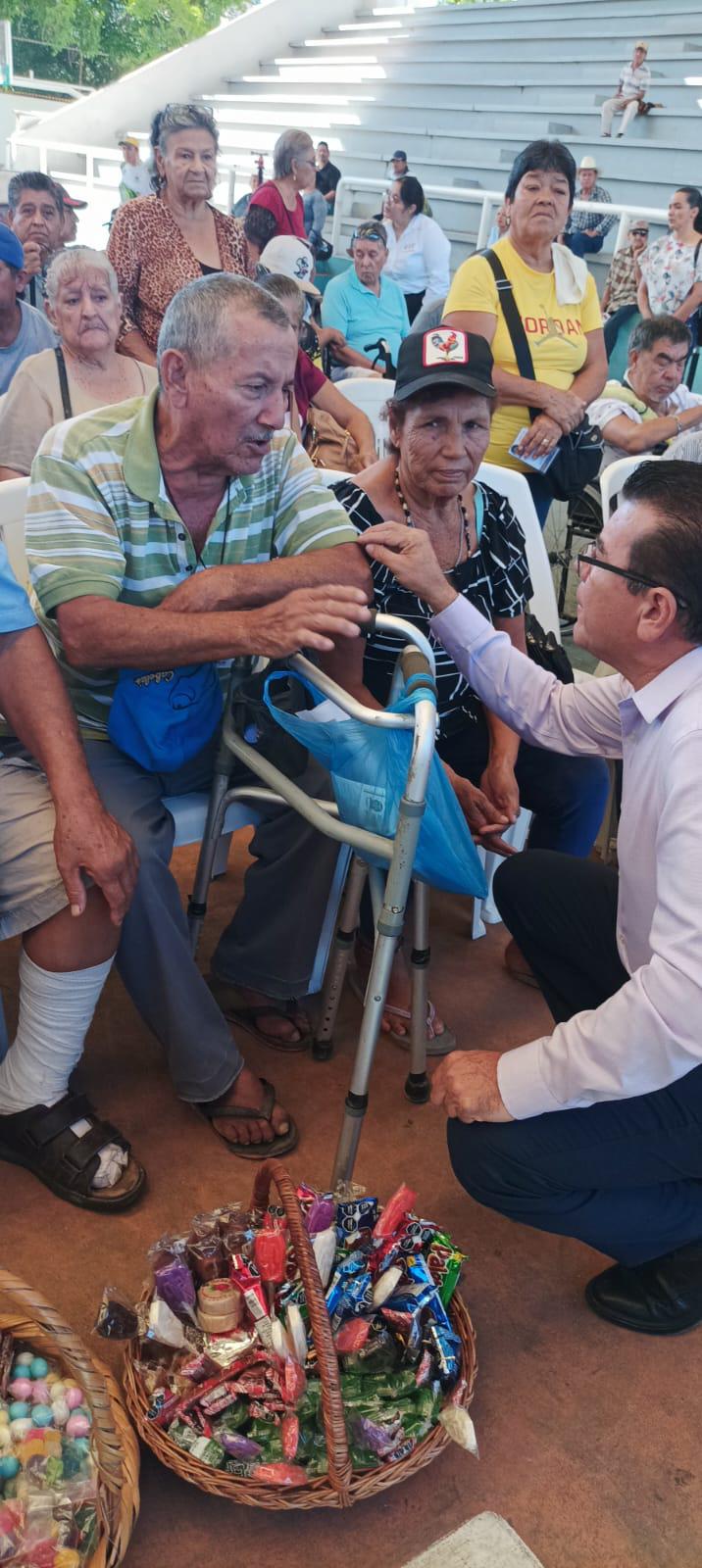 $!Reciben apoyo económico madres solteras y adultos mayores en Mazatlán