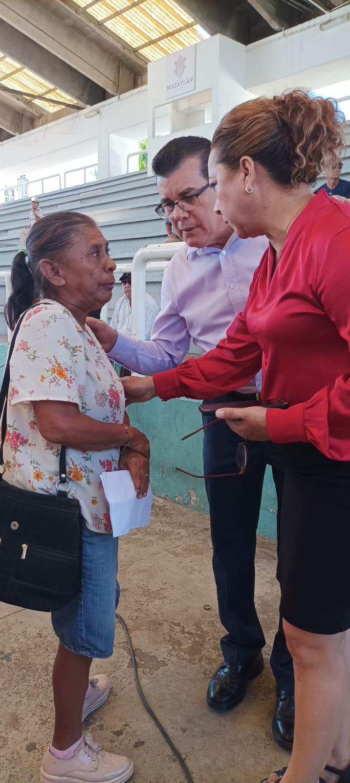 $!Reciben apoyo económico madres solteras y adultos mayores en Mazatlán