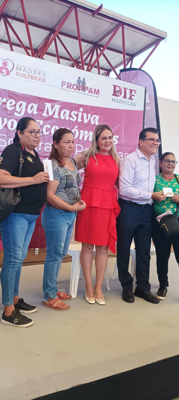 $!Reciben apoyo económico madres solteras y adultos mayores en Mazatlán