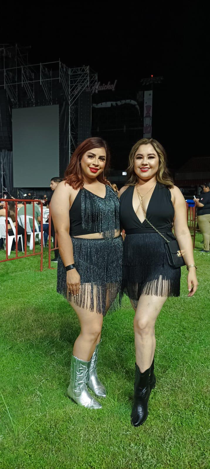 $!Paola y Lizbeth viajaron desde Hermosillo, Sonora para ver al cantante.