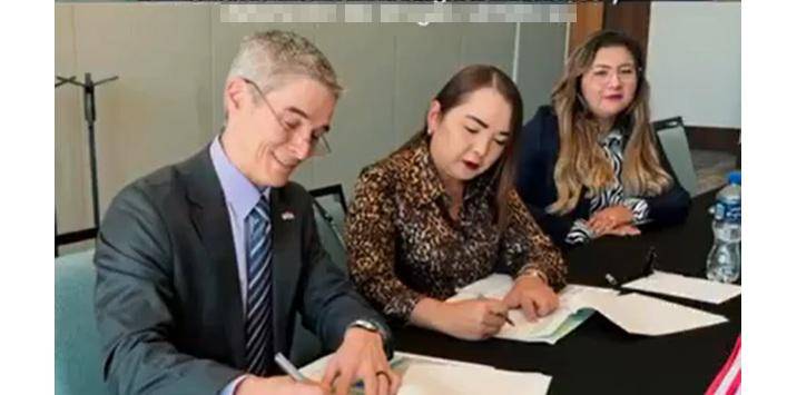 La fiscal Claudia Zulema Sánchez Kondo y el cónsul Drew Hoster formalizaron el acuerdo.